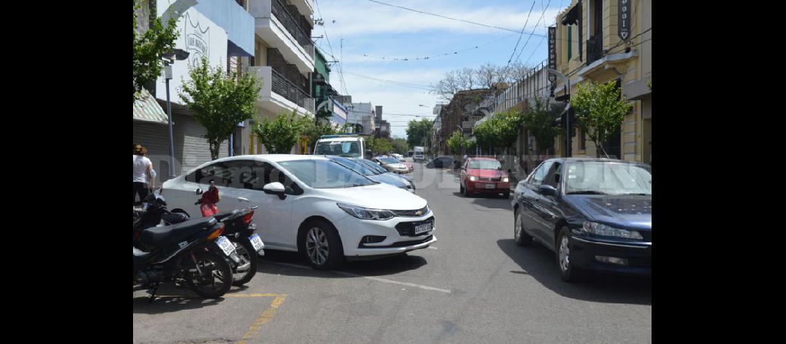  Hoy termina el permiso especial por las fiestas que dejaba estacionar en lado izquierdo en varias calles (LA OPINION)