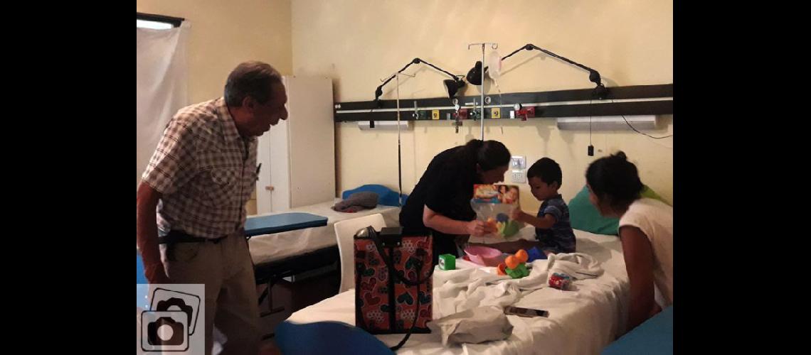   Los miembros de la comisión directiva pasaron por el Hospital y repartieron juguetes entre los ms chicos (CENTRO DE JUBILADOS BARRIO CUETO)