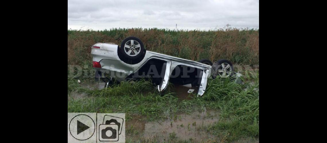  El automóvil volcó en el kilómetro 55 de la ruta Nº 188 entre las localidades de Peña y Acevedo (LA OPINION)