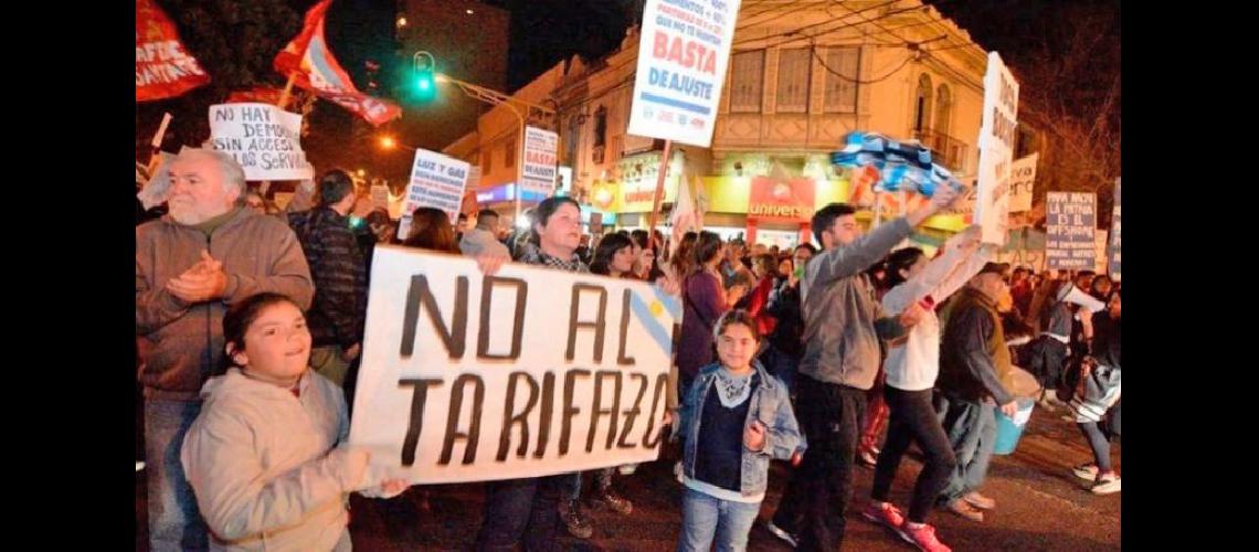  Bajo la consigna No al Tarifazo se realizó el jueves la primera protesta (INFOBAECOM)