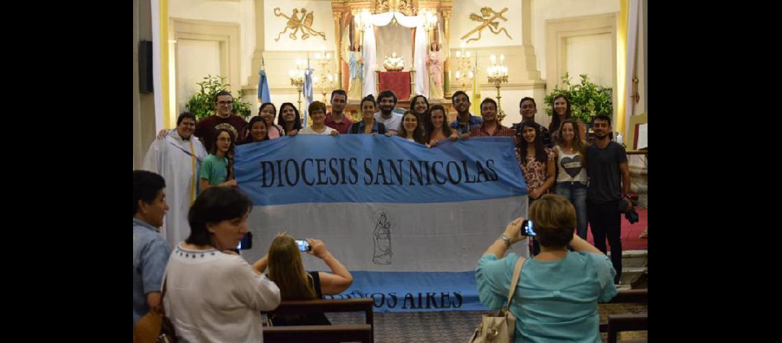  Los ms de 20 jóvenes que mañana partirn a Costa Rica en la misa de envío que presidió monseñor Santiago  (OBISPADO DE SAN NICOLAS)