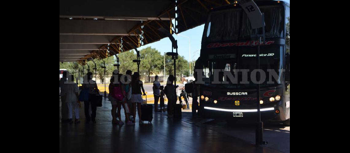  Los colectivos que parten a los distintos puntos turísticos lo hacen desde la Terminal de Omnibus  (LA OPINION)