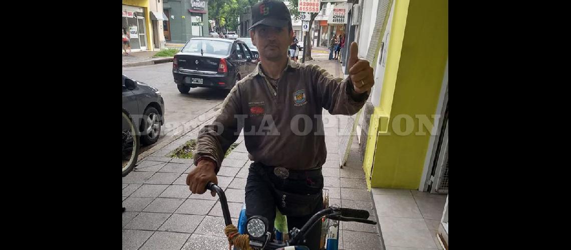  Adrin recorre las calles con su bicicleta vendiendo útiles escolares (LA OPINION)