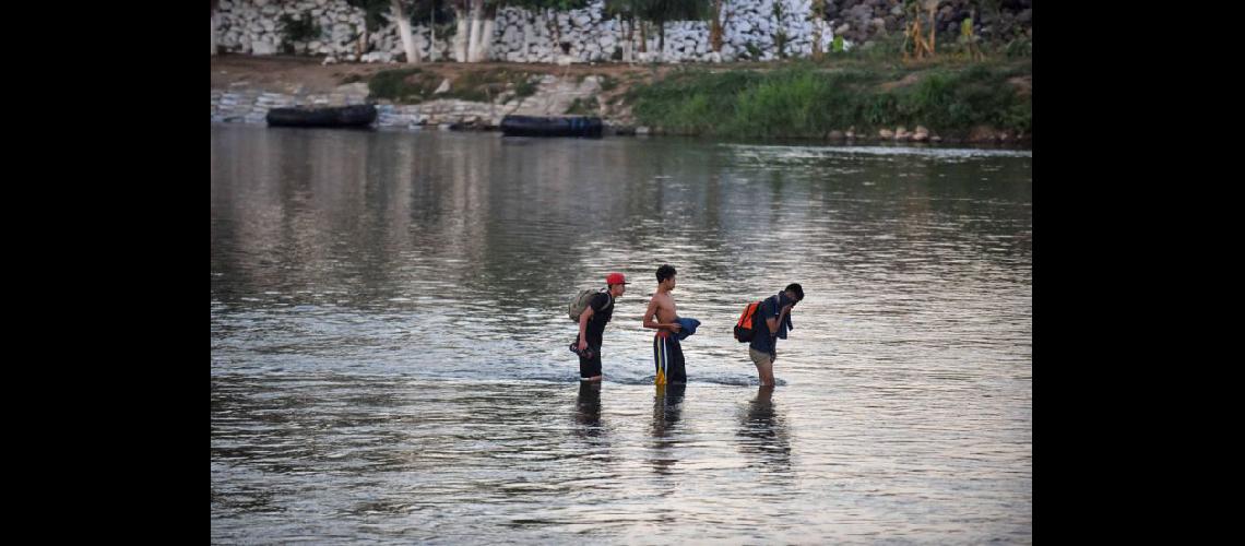  Segunda caravana Migrantes hondureños cruzan el río Suchiate frontera natural entre Guatemala y México (NA)