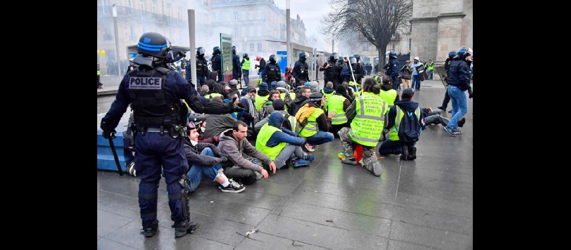  Chalecos amarillos sentados ayer en Burdeos ante la presencia policial (NA)
