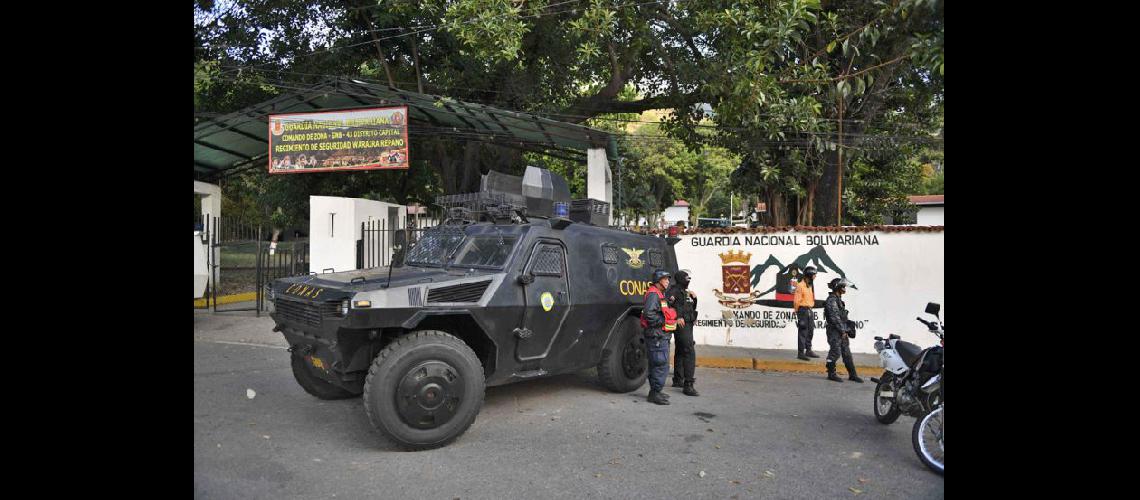  Vehículos blindados permanecen frente a la sede de la Guardia Nacional Bolivariana de Cotiza en Caracas (NA)