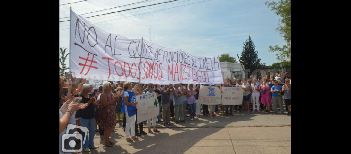  Este viernes los manifestantes asistieron con pancartas para demostrar su apoyo al Instituto Maiztegui (LA OPINION)
