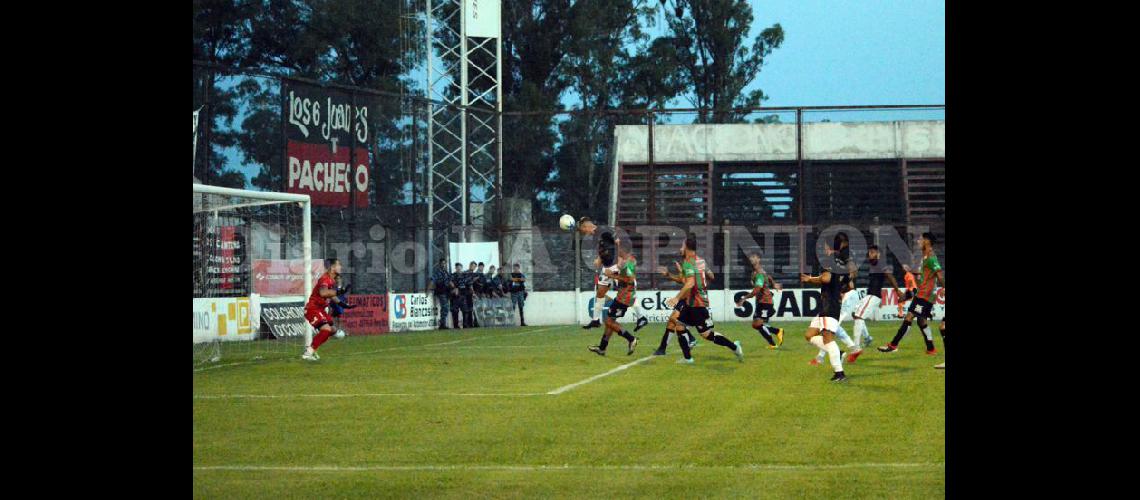  Agustín Pezzi cabecea y marca el primer gol del rojinegro en el triunfo ante Las Parejas (LA OPINION) 