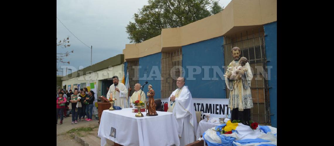  El padre Aníbal celebrar la misa en el templo de calle Falucho (ARCHIVO LA OPINION)