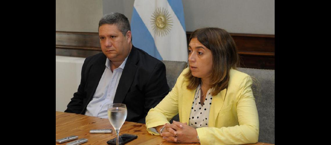   Pablo Petraglia y Danya Tavela durante la presentación de las elecciones en la Unnoba (UNNOBA)