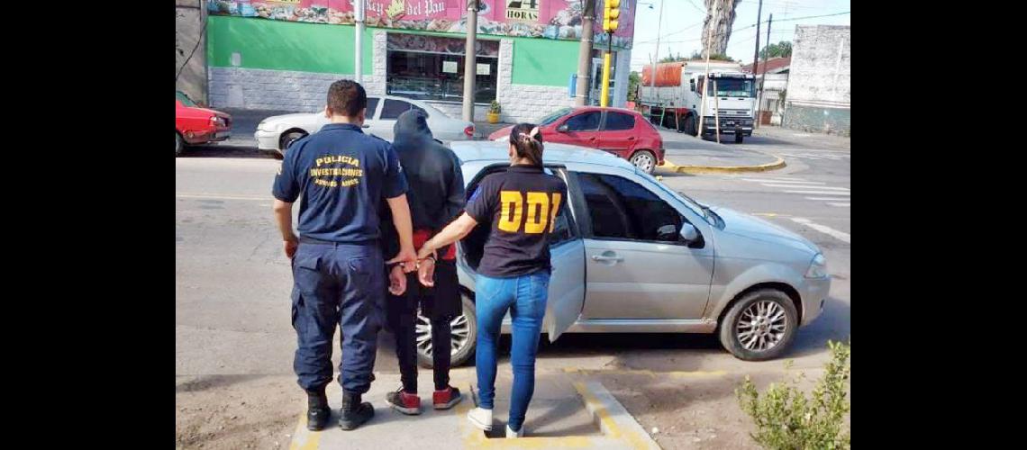  El sujeto detenido fue trasladado a la sede de la DDI local de Avenida Paraguay (LA OPINION)