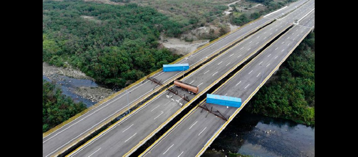  Fuerzas militares venezolanas bloquearon con contenedores el puente Tienditas en la frontera con Colombia (NA) 