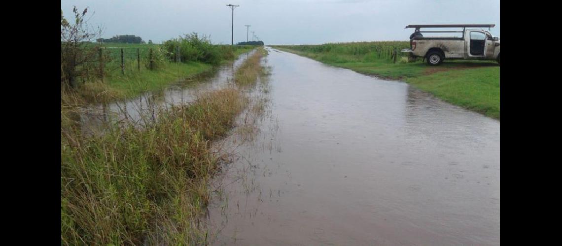  El camino de acceso totalmente inundado La damnificada estuvo un mes y medio sin poder ingresar a su campo (JUANA OCAMPO) 