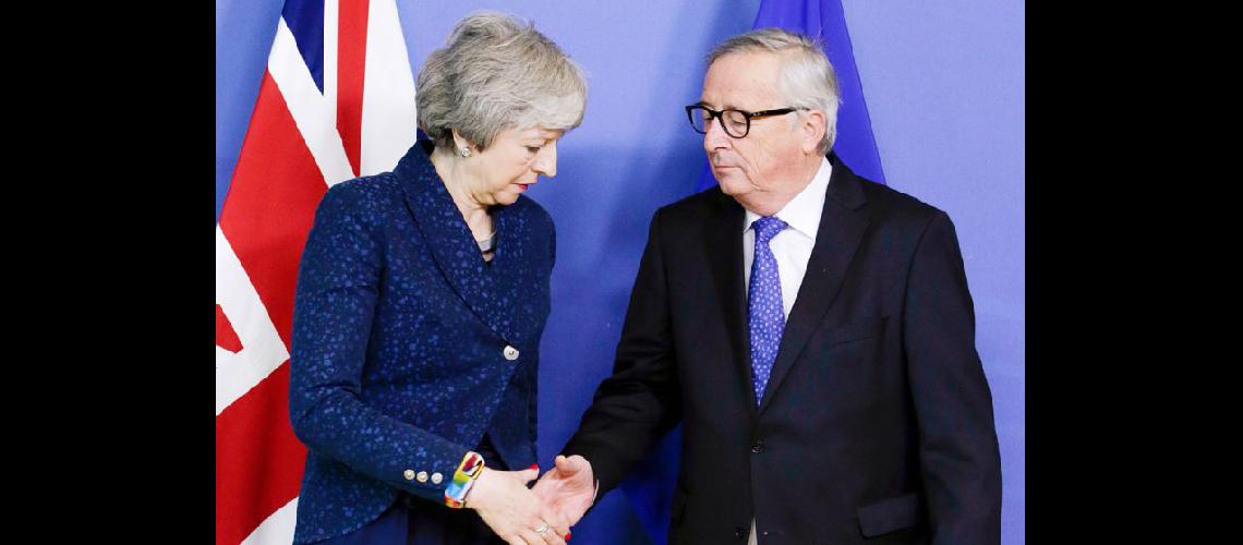  Theresa May fue recibida ayer por el presidente de la Comisión Europea Jean-Claude Juncker en Bruselas (NA)
