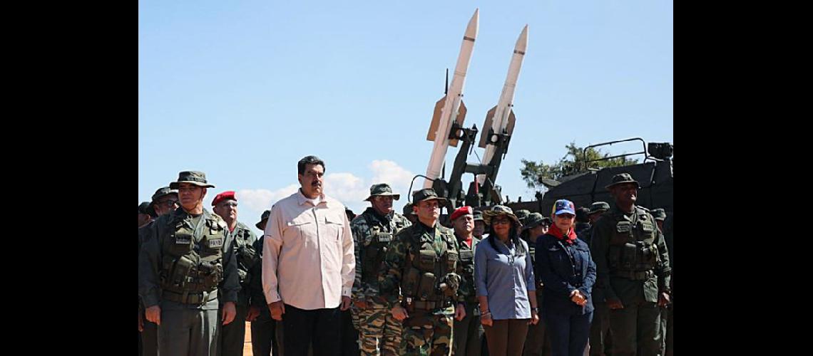  La cúpula militar continúa siendo leal a Maduro que ayer asistió a ejercicios en Fort Guaicaipuro (NA)