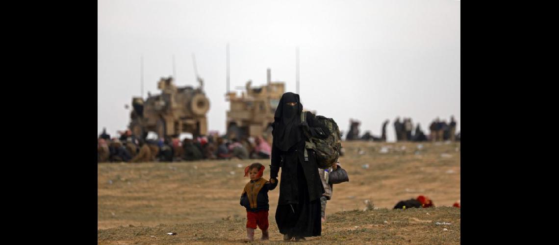  Civiles caminan en un campo durante una operación de las Fuerzas Democrticas Sirias para expulsar al grupo EI (NA)