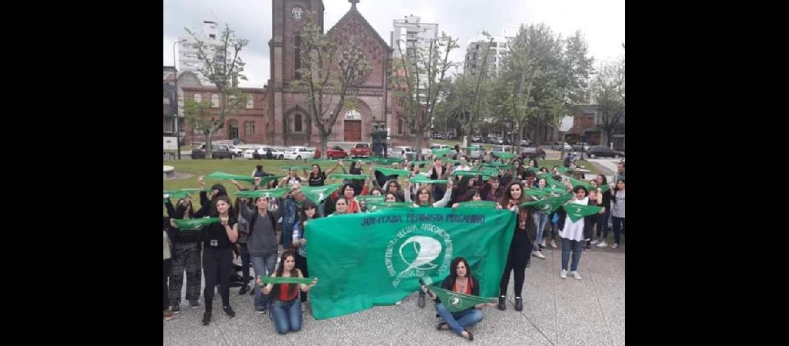  En mayo se llevó adelante en nuestra ciudad el primer pañuelazo verde El martes se efectuar otro  (JUNTADA FEMINISTA PERGAMINO)