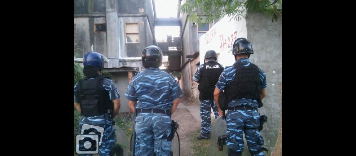  Cerca de 20 efectivos policiales participaron del operativo en los dos barrios (LA OPINION)