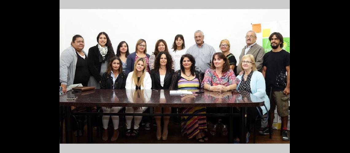  Los talleristas de cada propuesta junto a la secretaria de Desarrollo Social Gabriela Taruselli y la coordinadora del Programa Emprender Patricia de Lucca (PRENSA MUNICIPALIDAD) 