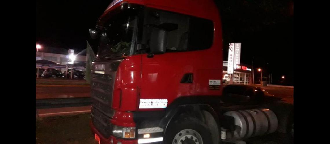  El camión recuperado en Pergamino un Scania 420 de color rojo (LA OPINION)
