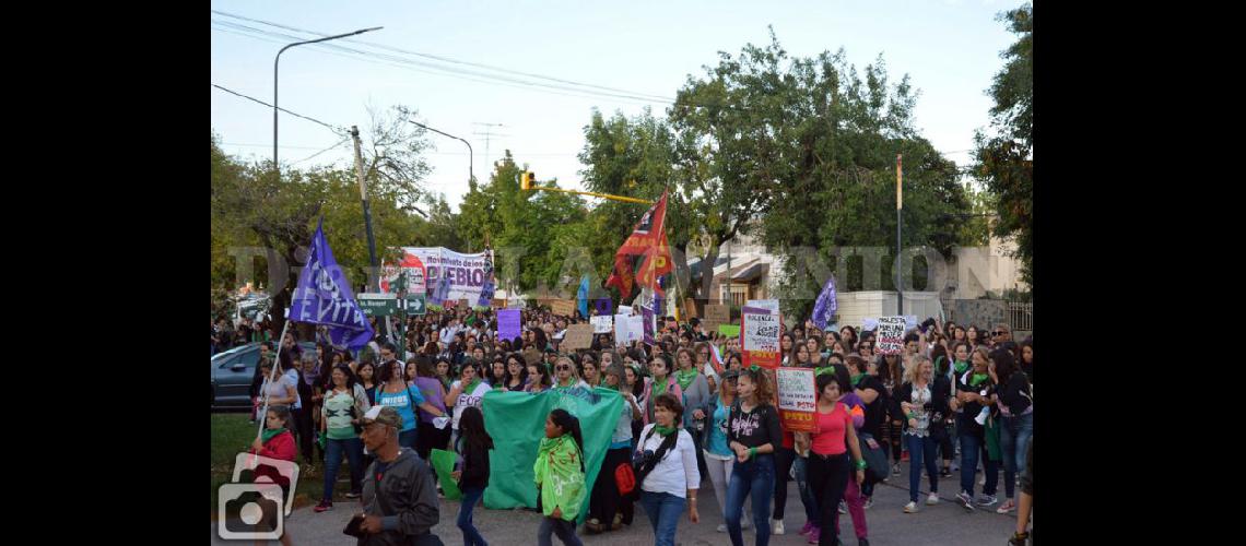  Ms de mil mujeres marcharon por las calles de la ciudad hasta llegar al emblemtico puente pintado de violeta (LA OPINION)