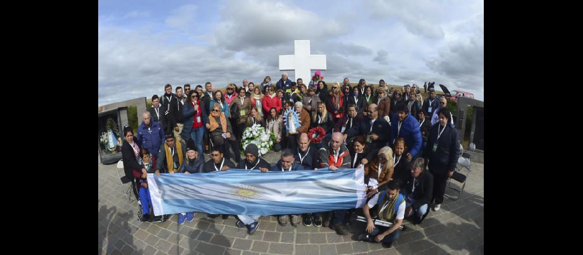  Familiares de los 20 soldados que fueron reconocidos participaron de la ceremonia (NOTICIAS ARGENTINAS)