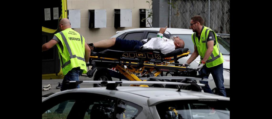  Una ambulancia auxilia a uno de los heridos durante el ataque a una mezquita en la localidad de Christchurch (AP - MARK BAKER)
