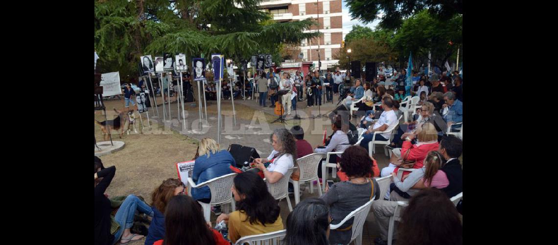  La Asociación por la Memoria se reunir en torno al artístico rbol conmemorativo de la Plaza 9 de Julio (ARCHIVO LA OPINION)