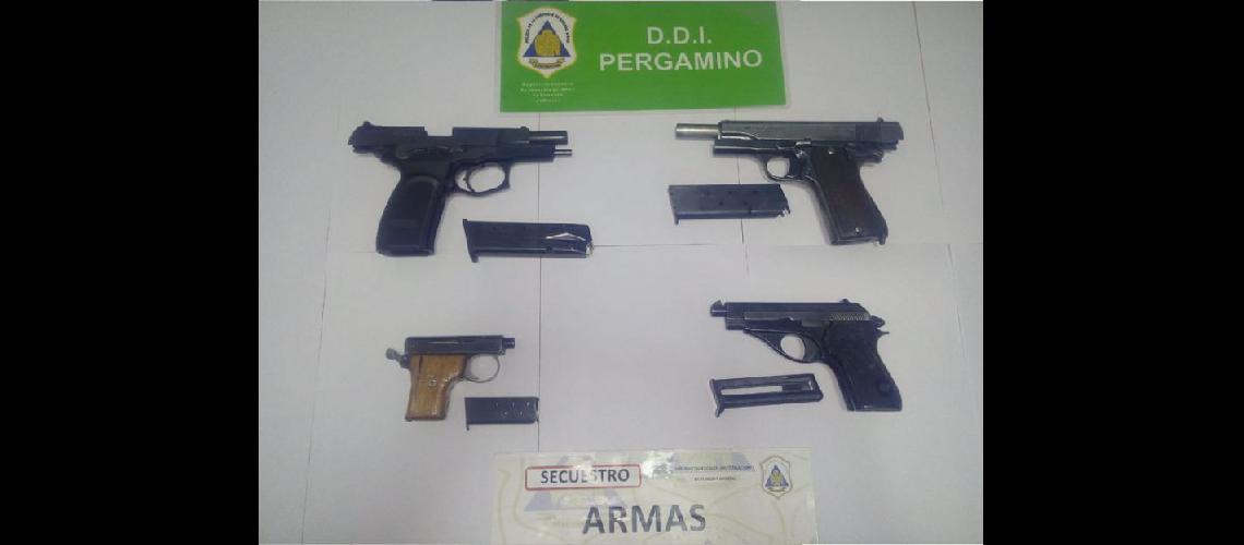  Parte de las armas que fueron secuestradas en un domicilio ubicado en Alvear al 2000 (LA OPINION)