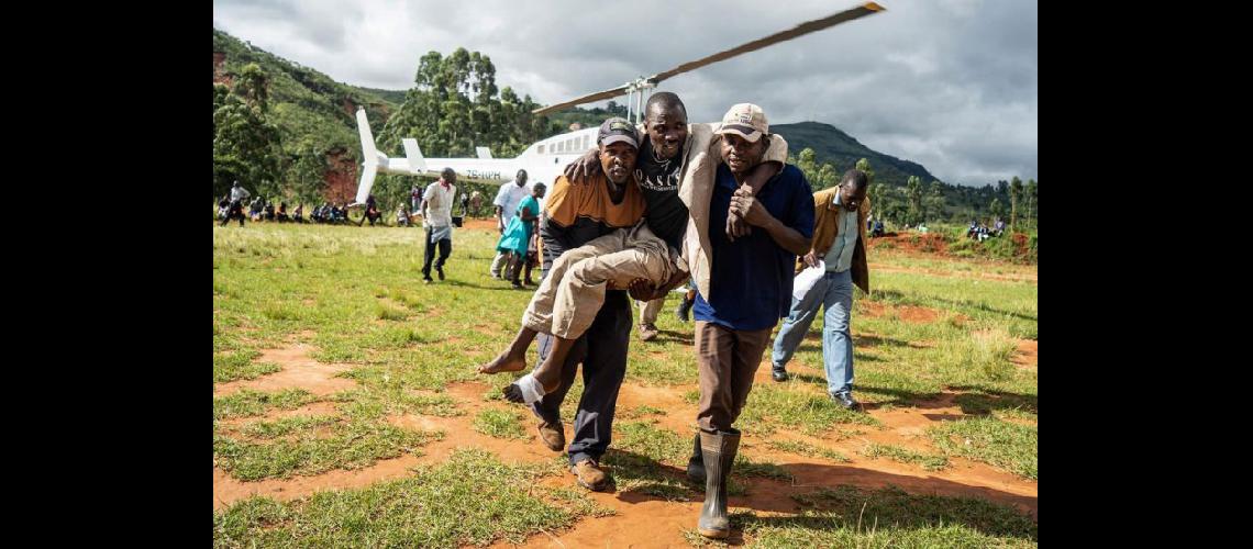 La ayuda llega en helicóptero en el sur de Africa donde el ciclón Idal causó un desastre humanitario (AFP)