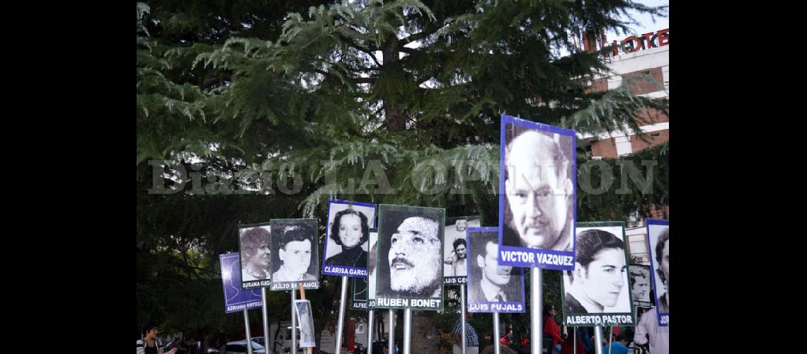  Decenas de miles de argentinos homenajearn este domingo a los detenidos desaparecidos durante la Dictadura (ARCHIVO LA OPINION)