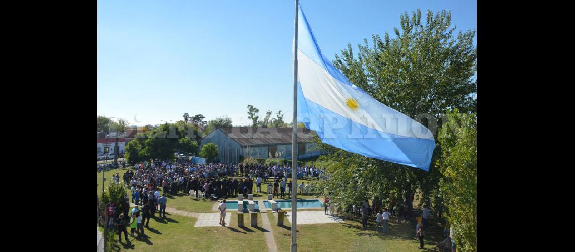  Con la Bandera flameando bajo el clido sol de la mañana en Pergamino se reconoció a los veteranos de Malvinas y se homenajeó a los caídos en combate (LA OPINION)