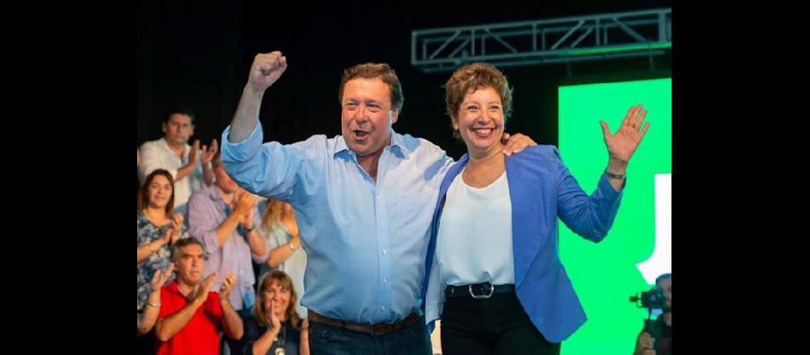  El gobernador de Río Negro Alberto Weretilneck y la candidata oficialista Arabela Carrera (NA)