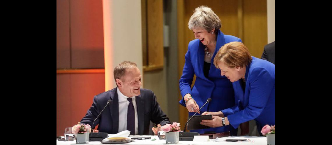  Donald Tusk Theresa May y Angela Merkel antes de una reunión del Consejo Europeo sobre el Brexit en Bruselas (NA)