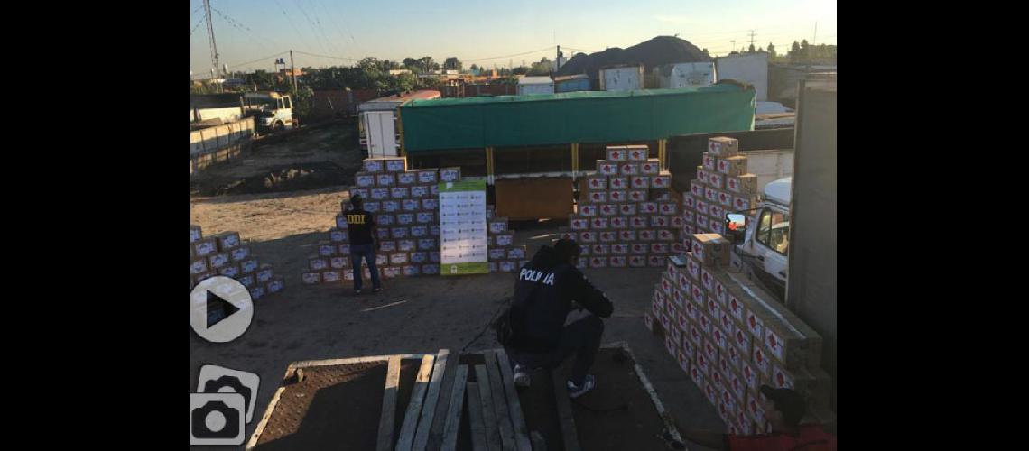  Parte de la mercadería recuperada por personal de la DDI en la ciudad de Lomas de Zamora (LA OPINION)
