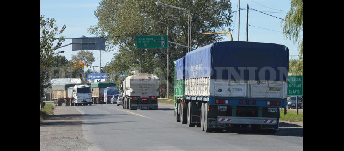  A toda hora el trnsito de camiones de carga es constante y los riesgos viales son muchos en zonas urbanas (LA OPINION) 