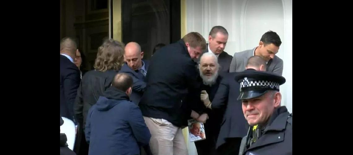  Julian Assange fue detenido por la policía de Londres después de que Quito le retiró el asilo diplomtico (TELAM)