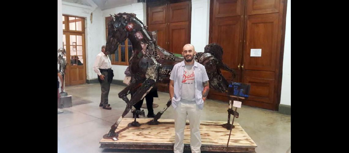  Fuerza natural Julin Andrés Provenzano junto al caballo su primera obra de gran tamaño (LA OPINION)