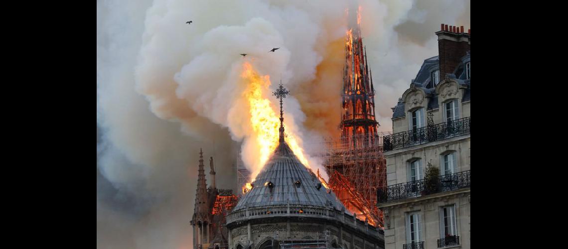  El humo y las llamas se elevaban ayer durante el incendio en la catedral de Notre Dame en el centro de París (NA)