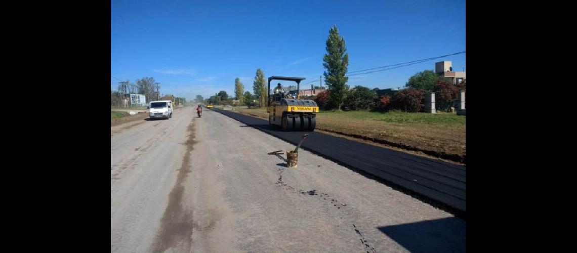  Ayer a la mañana empezaron con la colocación del nuevo pavimento en Pellegrini (LA OPINION)