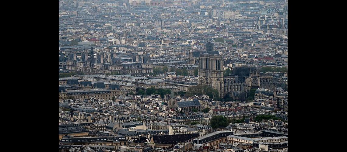  Panormica del centro de París con la histórica catedral de Notre Dame tras el incendio que arrasó su techo (NA)