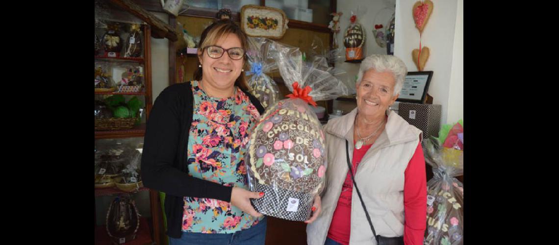  Lara y Susana Nieva la ganadora del Huevo de Pascua gigante que se sorteó el jueves (LA OPINION)
