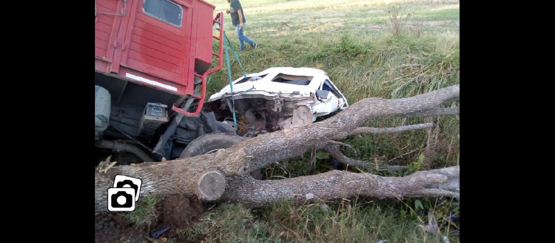  El estado en que terminó el camión que conducía Leonardo Ledesma de 33 años (GENTILEZA VECINOS DE MARIANO H ALFONZO)