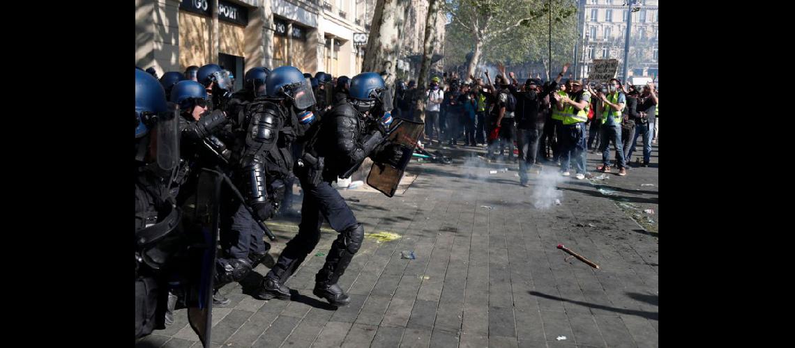  Policías antidisturbios enfrentan a los manifestantes en la Plaza de la República en otro sbado de protestas (NA)