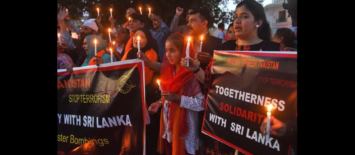  Sri Lanka comenzó un luto nacional con tres minutos de silencio para honrar a los ms de 300 muertos (NA)