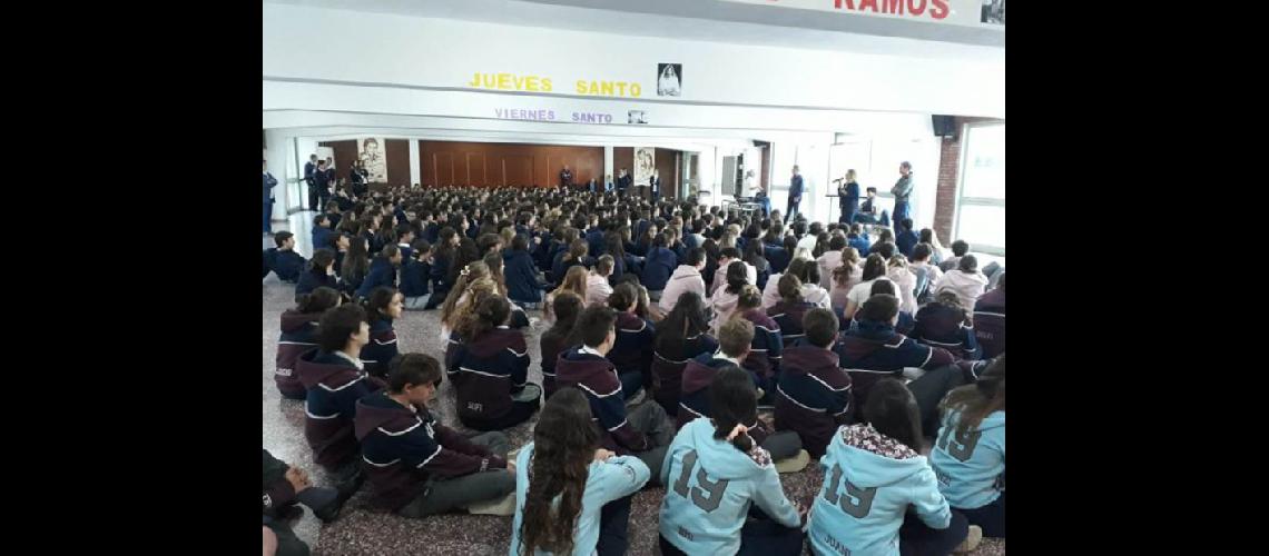  Cerca de 400 chicos escucharon con atención la propuesta presentada por la Subsecretaria de Deportes del Municipio (MUNICIPALIDAD DE PERGAMINO)