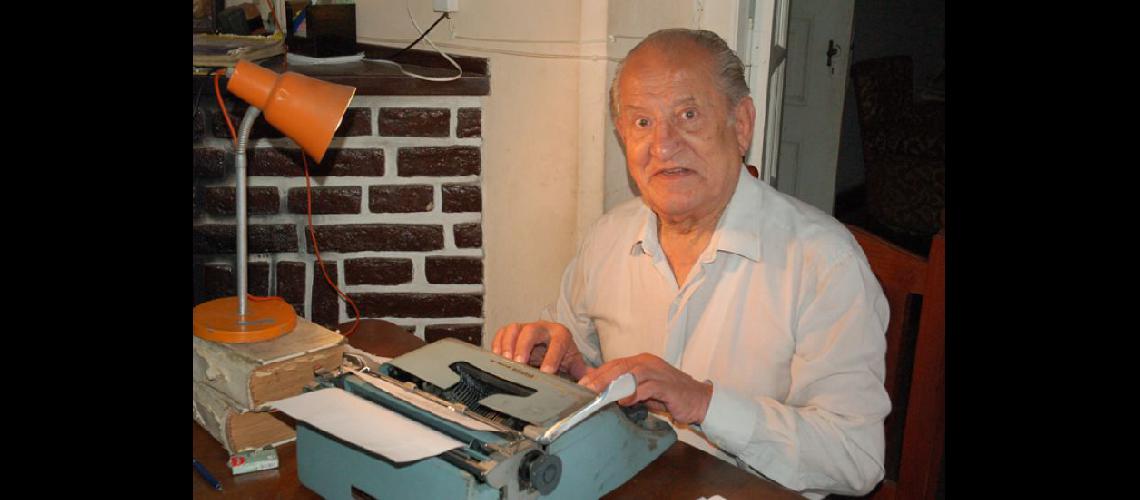  Ricardo Ismael Piraccini con su mquina de escribir con la que escribió artículos y libros (DIARIO LA OPINION)