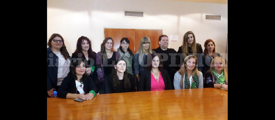  La diputada nacional Mónica Macha rodeada de las integrantes de la Juntada Feminista (LA OPINION)