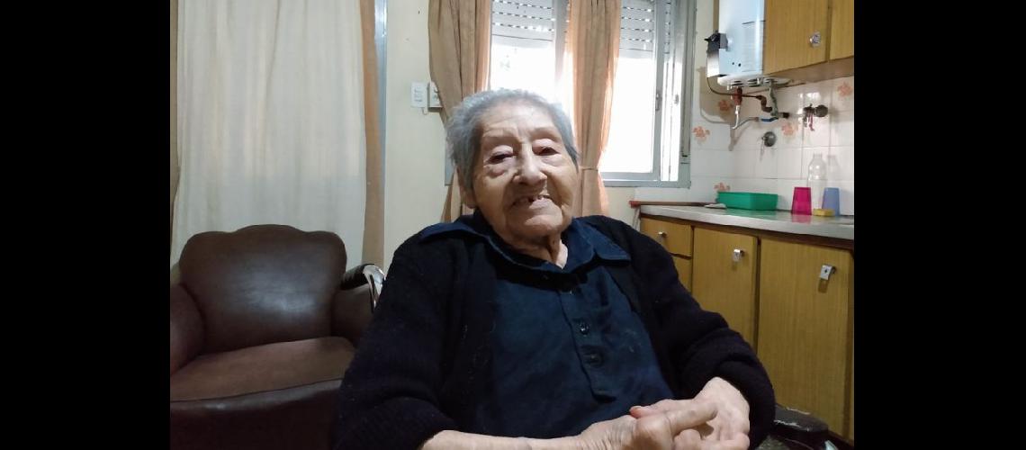  Rosalía Paruma en la cocina de su casa con casi un siglo de vida (LA OPINION) 