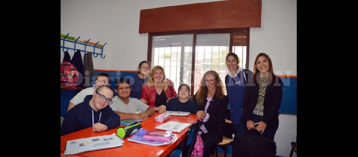  La diputada Susana Lzzari junto a Alejandra Frey de la Andis directivos y alumnos de la Escuela Los Buenos Hijos (LA OPINION)
